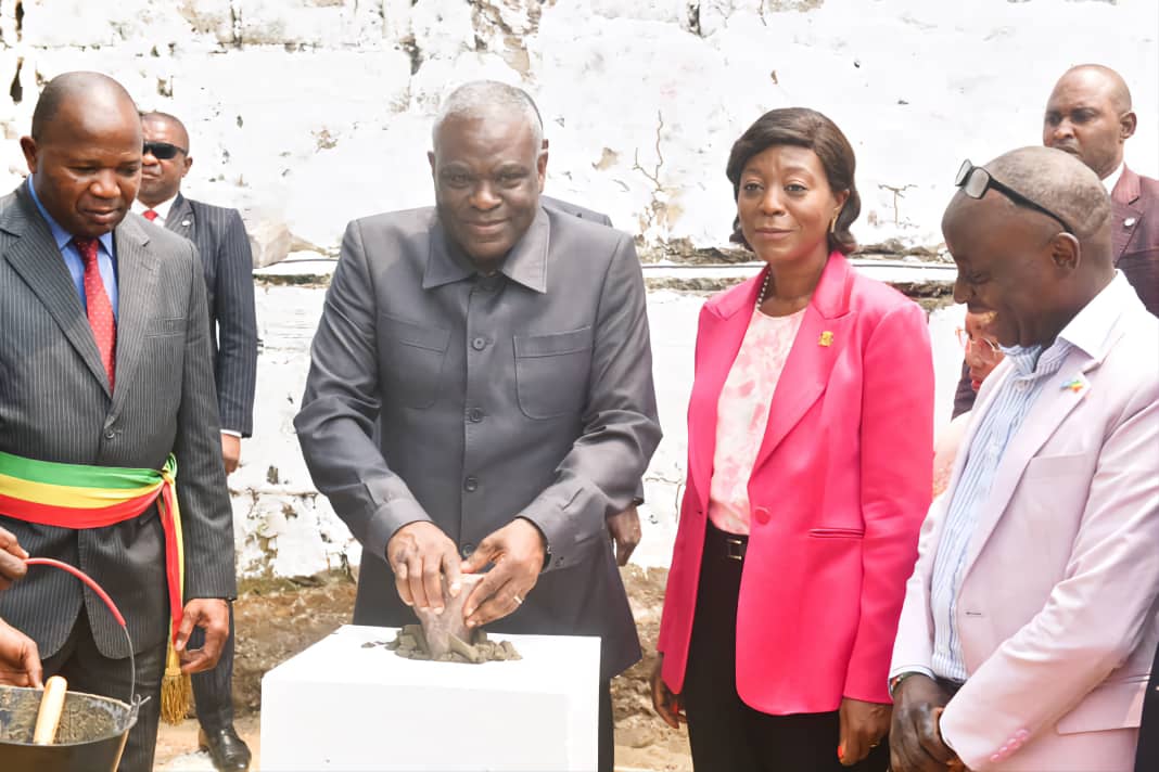 Le Premier Ministre, Chef du Gouvernement Anatole Collinet MAKOSSO a procédé à la pose de la première pierre de la Radio Télévision du Bassin du Congo