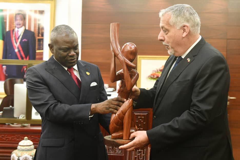 'ambassadeur de France François BARRATEAU a fait ses adieux au Premier Ministre, Chef du Gouvernement Anatole Collinet MAKOSSO. 