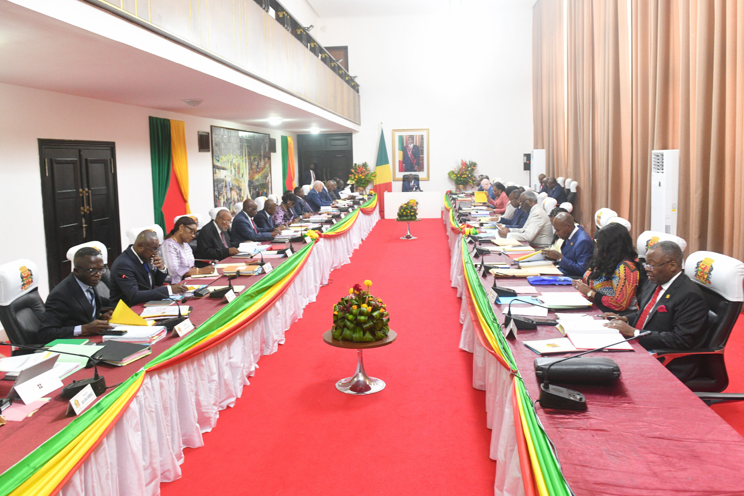  le Premier Ministre, Chef du Gouvernement Anatole Collinet MAKOSSO a présidé la réunion du Conseil de Cabinet au Palais des Congrès.
