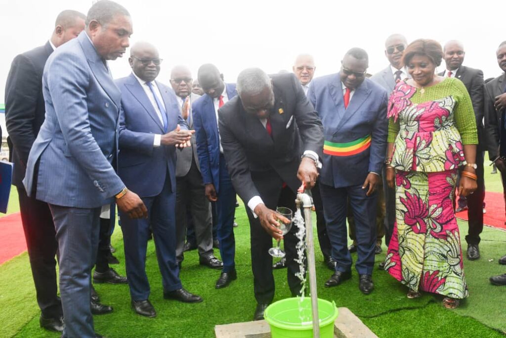 le Premier Ministre, Chef du Gouvernement Anatole Collinet MAKOSSO a mis en service l'infrastructure de La Congolaise Des Eaux 