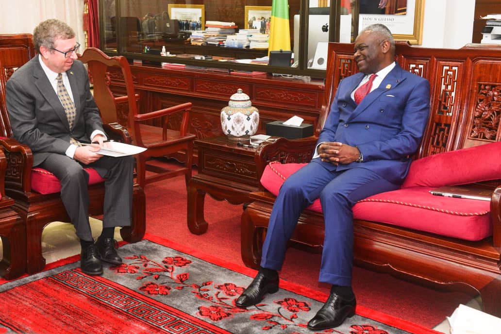 Le Premier Ministre, Chef du Gouvernement Anatole Collinet MAKOSSO a reçu en audience ce Mardi 03 octobre 2023, à l'hôtel de la PRIMATURE, Eugène S. YOUNG Ambassadeur des Etats-Unis au Congo