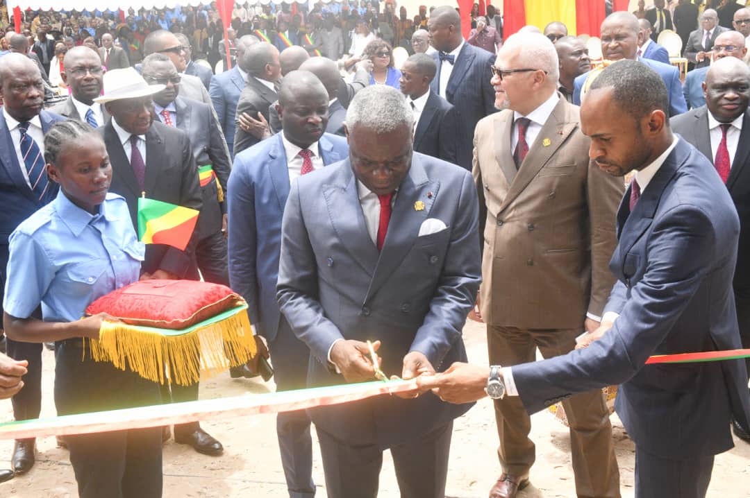 Le Premier Ministre, Chef du Gouvernement Anatole Collinet MAKOSSO a inauguré le lycée de Siafoumou dans l’arrondissement Mongo Poukou à Pointe-Noire,