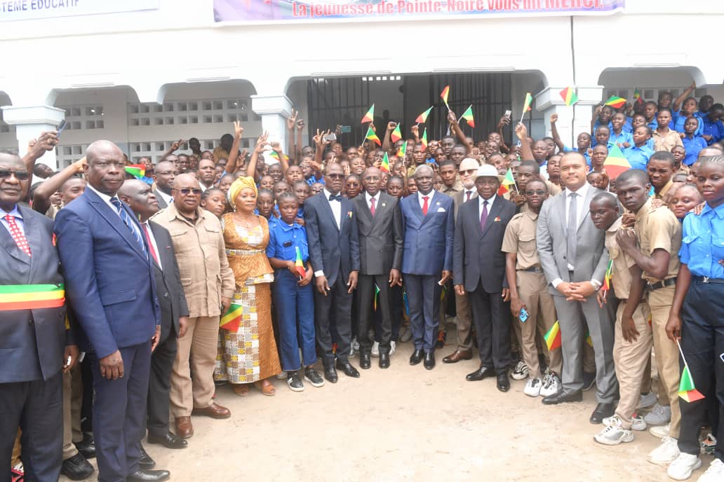 Le Premier Ministre, Chef du Gouvernement Anatole Collinet MAKOSSO a inauguré le lycée de Siafoumou dans l’arrondissement Mongo Poukou à Pointe-Noire,