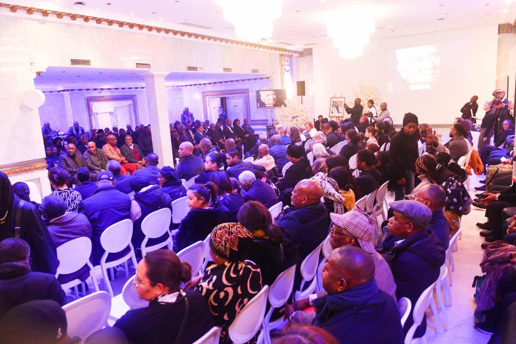 Représentant S.E.M le President de la Republique, le Premier ministre, Chef du Gouvernement Anatole Collinet MAKOSSO est arrivé à Paris le samedi 11 novembre 2023 pour prendre part aux obsèques officielles de l'ancien Premier Ministre Henri Lopes.
