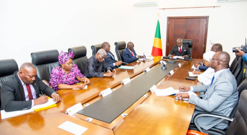 Conduits par Théophile ADOUA, les membres dudit groupe ont échangé avec le Premier Ministre et Président de la majorité parlementaire Anatole Collinet MAKOSSO.