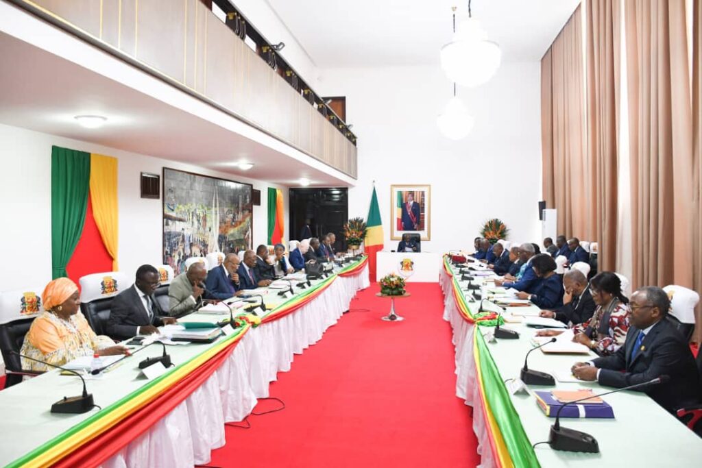 Anatole Collinet MAKOSSO a présidé la réunion du Conseil de Cabinet au Palais des Congrès.