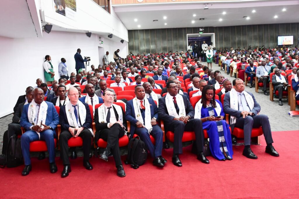 Le Premier Ministre, Chef du Gouvernement Anatole Collinet Makosso, a présidé  la cérémonie de clôture des Assises Nationales des États Généraux de l'Éducation nationale, de la formation et de la recherche