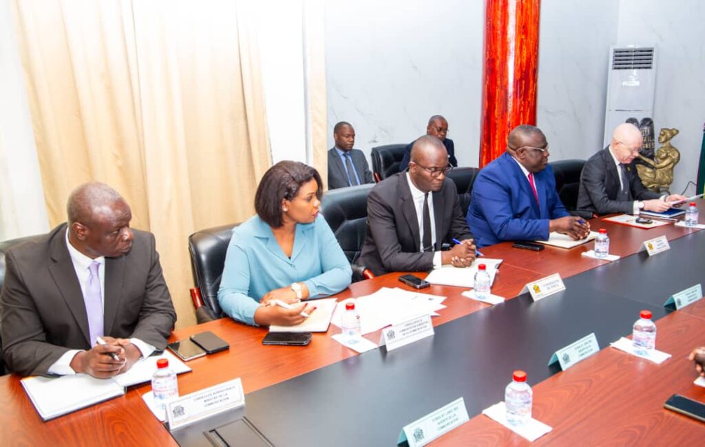 Anatole Collinet MAKOSSO a présidé une séance de travail avec le bureau du Syndicat Libre des Agents de la Communication du Congo ( SYLACC).