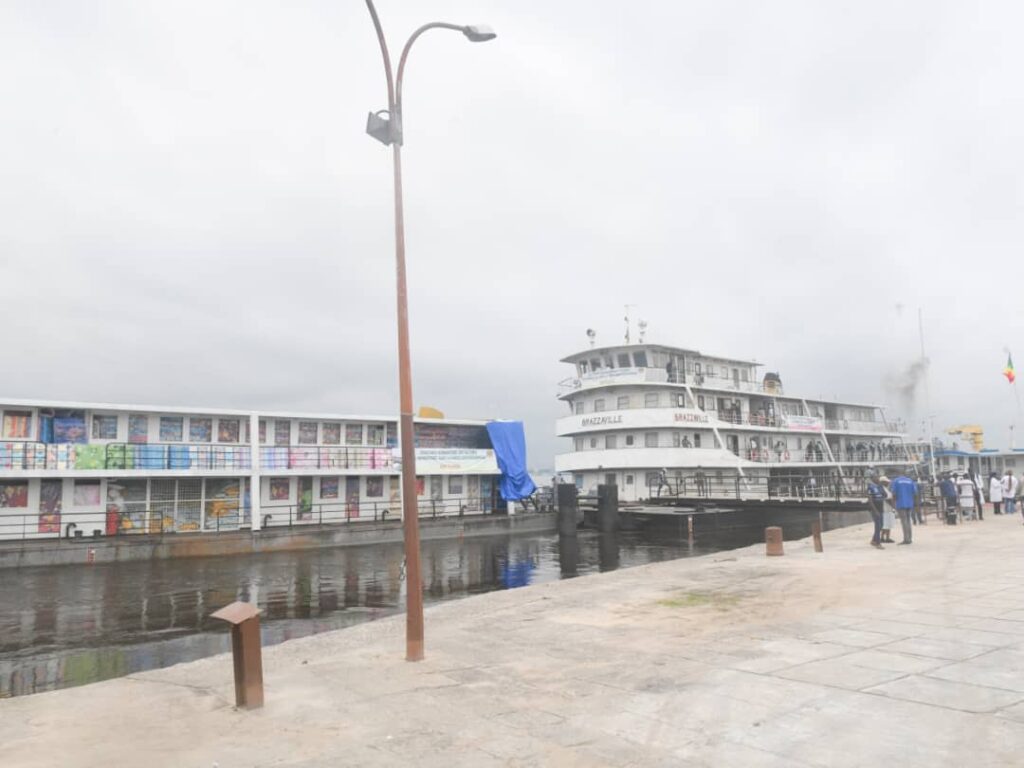 Le Premier Ministre, Chef du Gouvernement Anatole Collinet Makosso a assisté au départ du convoi humanitaire destiné à venir en aide aux victimes des inondations dans la partie septentrionale du Congo.