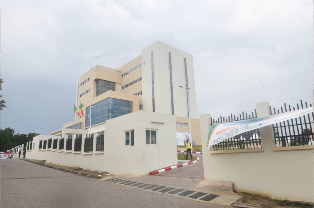 Le Premier Ministre,Chef du Gouvernement, Anatole Collinet Makosso, a présidé la cérémonie d'inauguration du nouveau complexe abritant l'Institut National de la Statistique (INS) et le Centre National de Formation en Statistiqu