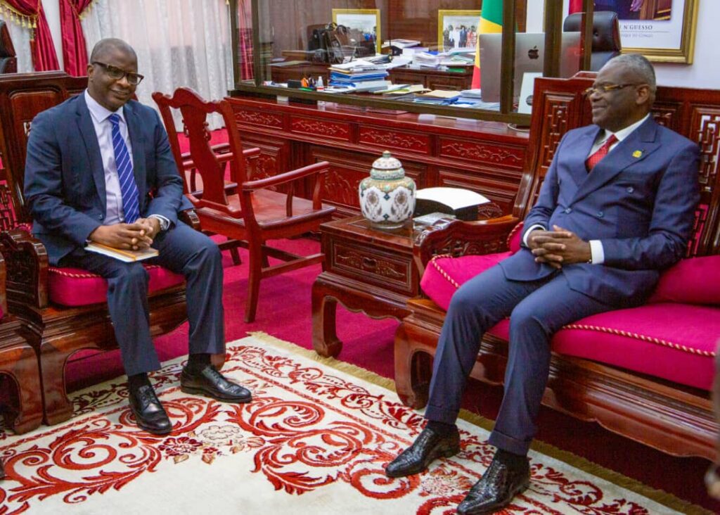 Le Premier Ministre, Chef du gouvernement, Anatole Collinet Makosso, a reçu en audience le Dr. Ibrahim Faria, Directeur Régional du Fonds Mondial, en présence du Ministre de la Santé et de la Population.