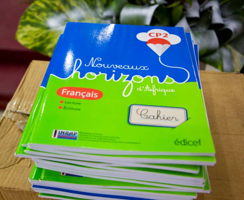 Le Premier ministre, chef du Gouvernement Anatole Collinet MAKOSSO a rendu officielle la distribution de manuels scolaires, notamment des livres de Français et de Mathématiques
