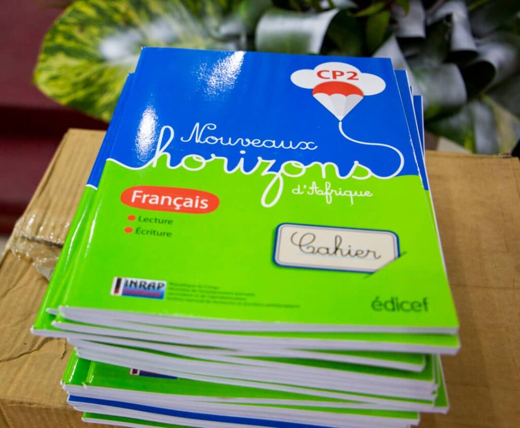 Le Premier ministre, chef du Gouvernement Anatole Collinet MAKOSSO a rendu officielle la distribution de manuels scolaires, notamment des livres de Français et de Mathématiques