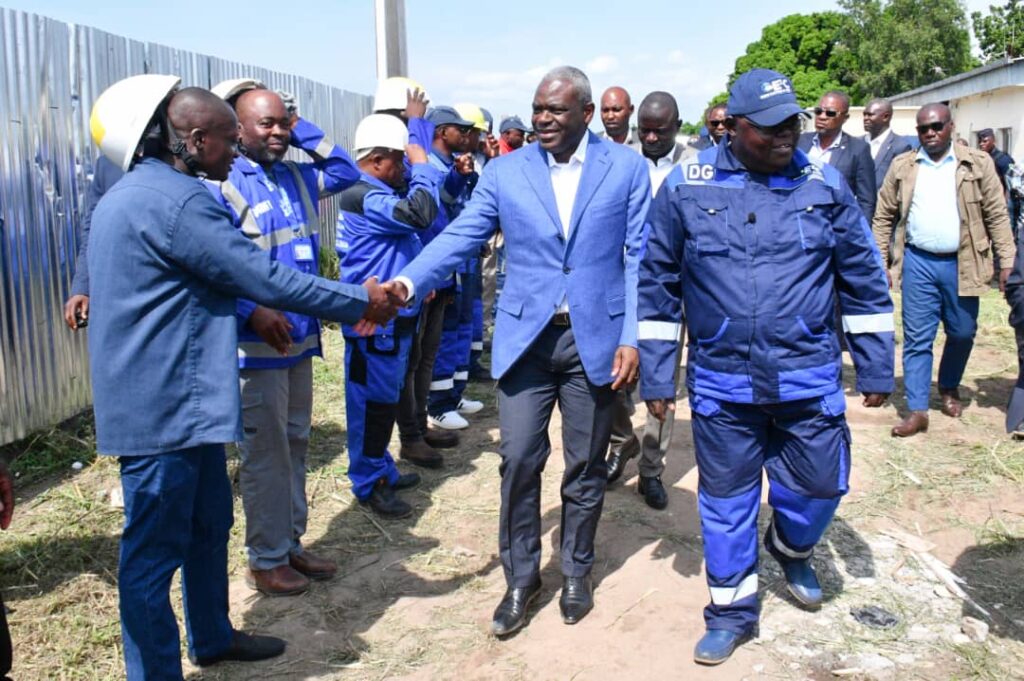le Premier Ministre, chef du Gouvernement Anatole Collinet MAKOSSO a visité les installations de la direction départementale de La Congolaise des eaux, et de Énergie Électrique du Congo