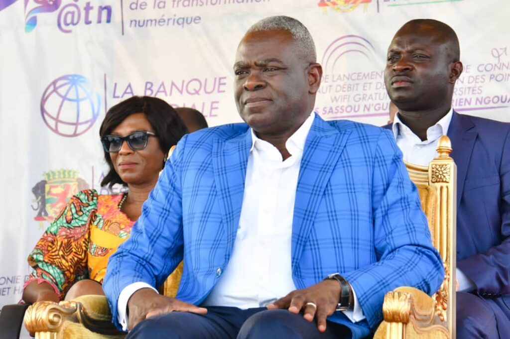 Anatole Collinet MAKOSSO, a présidé la cérémonie officielle de lancement des connectivités à haut débit à Internet et de l'installation de points d'accès Wi-Fi 