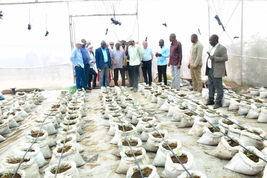 Anatole Collinet MAKOSSO visite le site le  Bon Coin à Tchiamba Nzassi dans le département de Pointe-Noire.