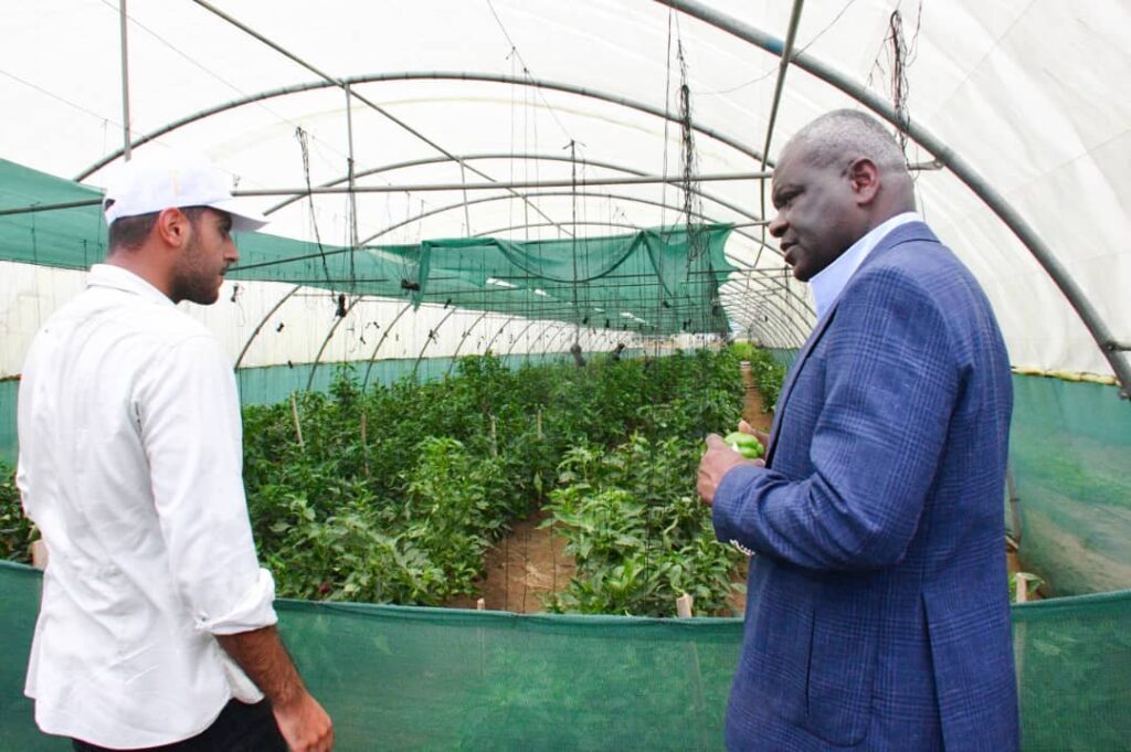 Anatole Collinet MAKOSSO visite le site le  Bon Coin à Tchiamba Nzassi dans le département de Pointe-Noire.