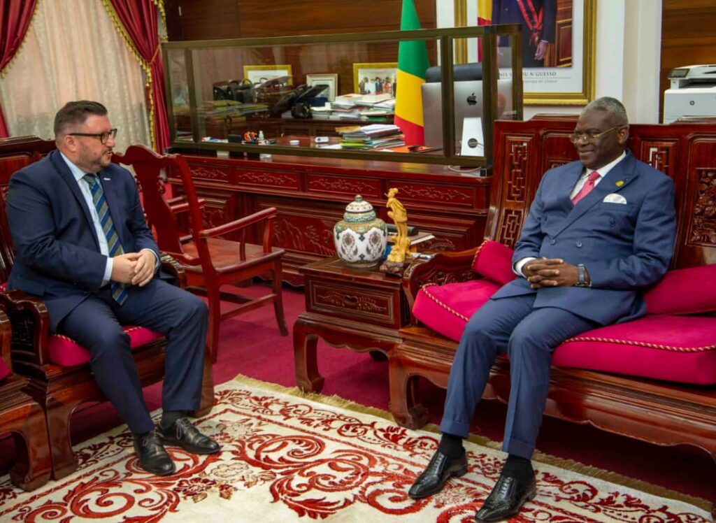 Le Premier Ministre, Chef du Gouvernement Anatole Collinet MAKOSSO a échangé avec leurs Excellences Mesdames, monsieur les Ambassadeurs de France, de Chine et de la Suisse au Congo.