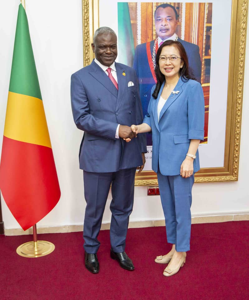 Le Premier Ministre, Chef du Gouvernement Anatole Collinet MAKOSSO a échangé avec leurs Excellences Mesdames, monsieur les Ambassadeurs de France, de Chine et de la Suisse au Congo.