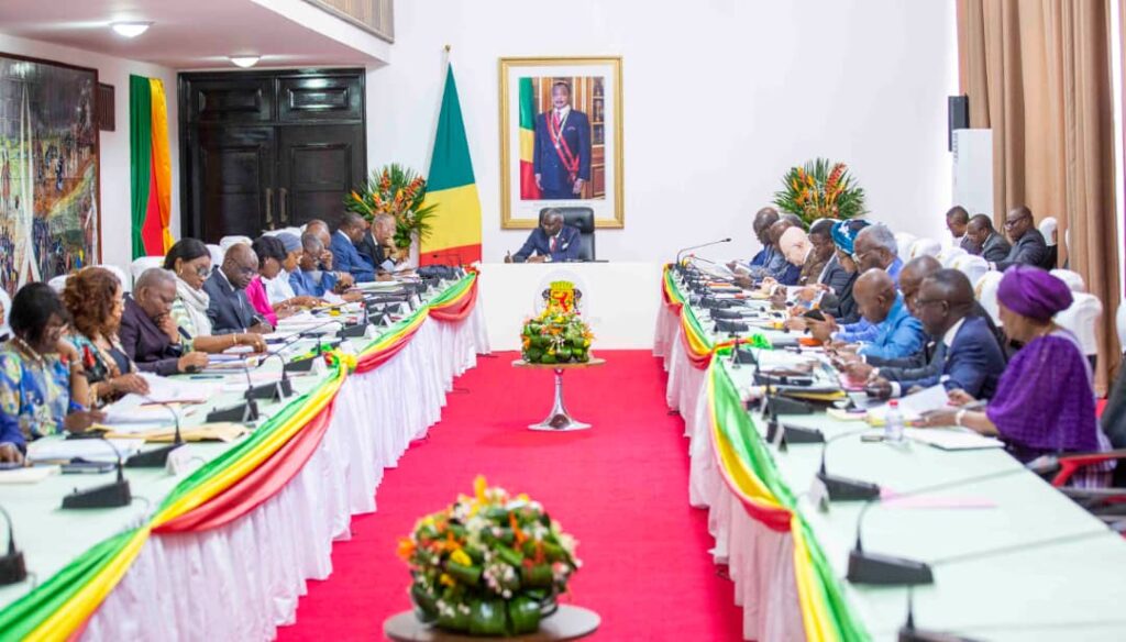 Le Premier Ministre, Chef du Gouvernement Anatole Collinet MAKOSSO a présidé la réunion du Conseil de Cabinet au Palais des congrès. 