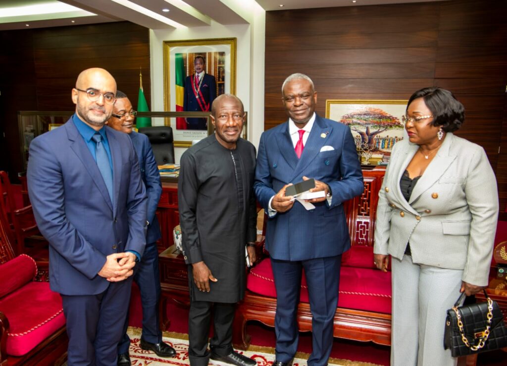 Le Premier Ministre Chef du Gouvernement Anatole Collinet Makosso a reçu en audience le vice président Senior de MTN Group chargé des marchés.