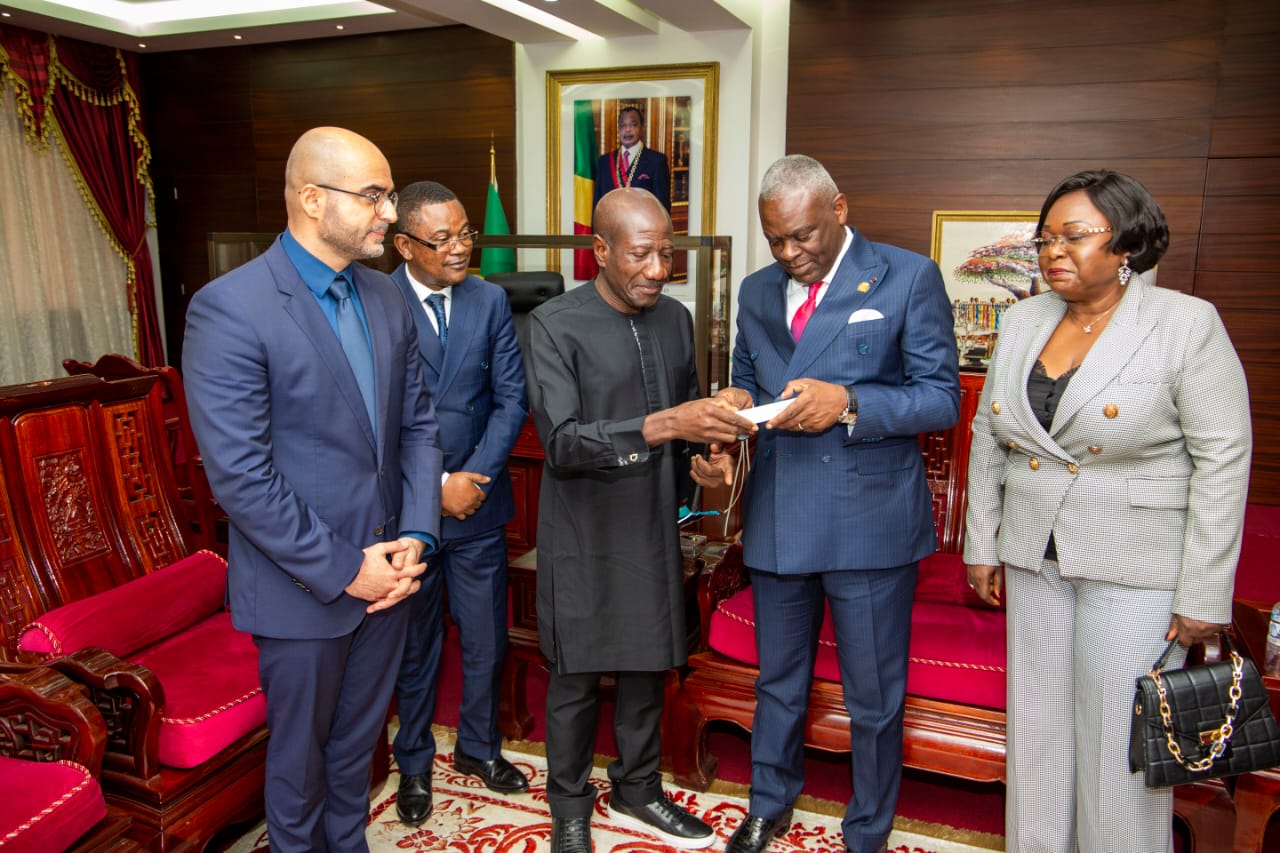 Le Premier Ministre Chef du Gouvernement Anatole Collinet Makosso a reçu en audience le vice président Senior de MTN Group chargé des marchés.