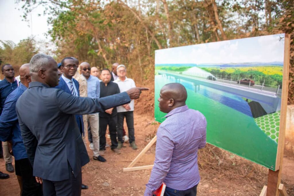  le Premier Ministre a visité le pont sur la Rivière Niari.