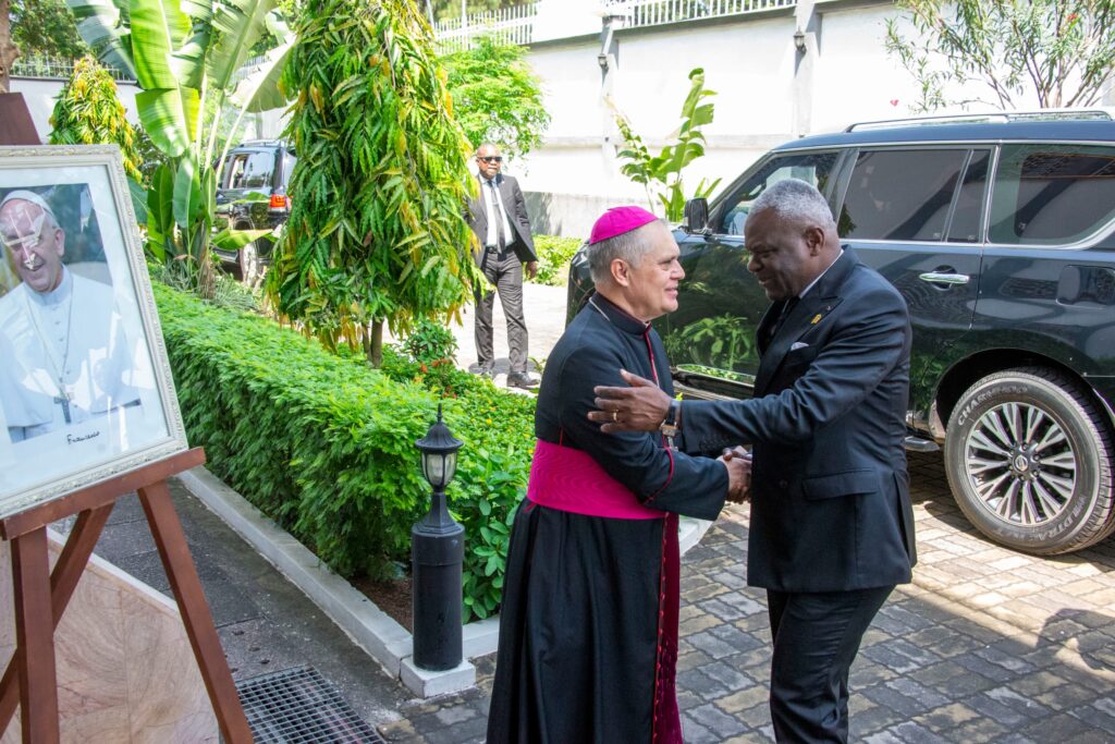 Le Premier Ministre, Chef du Gouvernement, Anatole Collinet MAKOSSO, s'est rendu à la Nonciature Apostolique de Brazzaville afin d'exprimer personnellement sa compassion