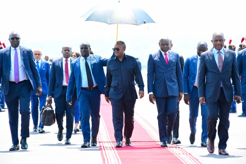 Le Premier ministre, Chef du Gouvernement, Anatole Collinet MAKOSSO, a accueilli ce mercredi à l’aéroport international Maya-Maya le Président de la République de Guinée-Bissau