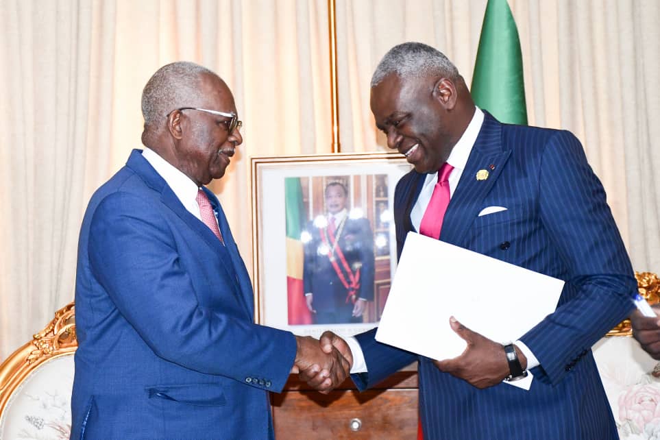 Le Premier ministre, chef du gouvernement, Anatole Collinet MAKOSSO, a reçu le vice-président gabonais, porteur d’un message du Président de la République Gabonaise, Clotaire OLIGUI NGUEMA, destiné à son homologue congolais, Denis SASSOU-NGUESSO.