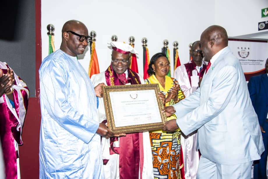 Le Centre d’Études Diplomatiques et Stratégiques (CEDS) de Dakar a décerné, ce 13 juin 2025, le titre de Docteur Honoris Causa à Anatole Collinet MAKOSSO, Premier Ministre, Chef du Gouvernement.
