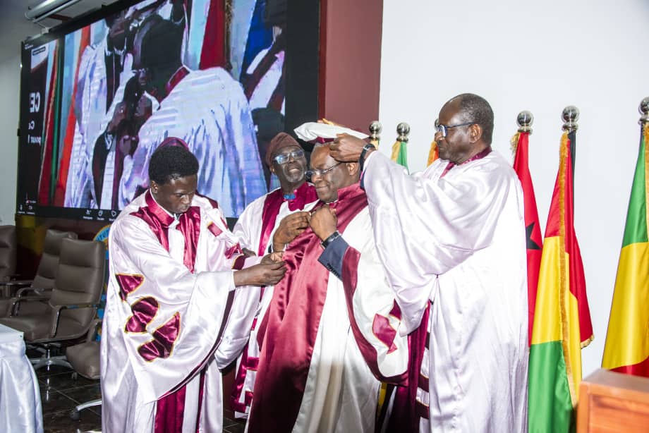 Le Centre d’Études Diplomatiques et Stratégiques (CEDS) de Dakar a décerné, ce 13 juin 2025, le titre de Docteur Honoris Causa à Anatole Collinet MAKOSSO, Premier Ministre, Chef du Gouvernement.