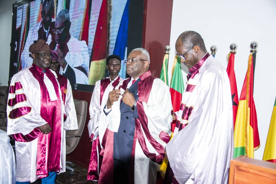 Le Centre d’Études Diplomatiques et Stratégiques (CEDS) de Dakar a décerné, ce 13 juin 2025, le titre de Docteur Honoris Causa à Anatole Collinet MAKOSSO, Premier Ministre, Chef du Gouvernement.