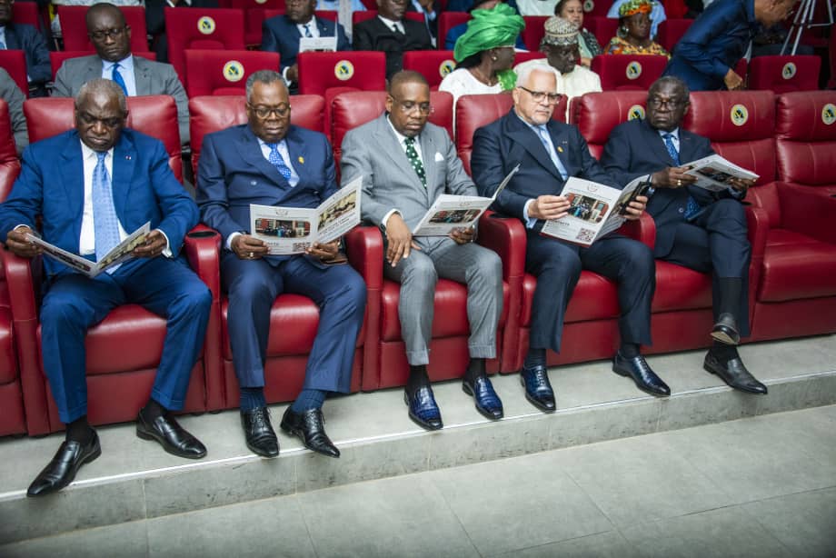 Le Centre d’Études Diplomatiques et Stratégiques (CEDS) de Dakar a décerné, ce 13 juin 2025, le titre de Docteur Honoris Causa à Anatole Collinet MAKOSSO, Premier Ministre, Chef du Gouvernement.