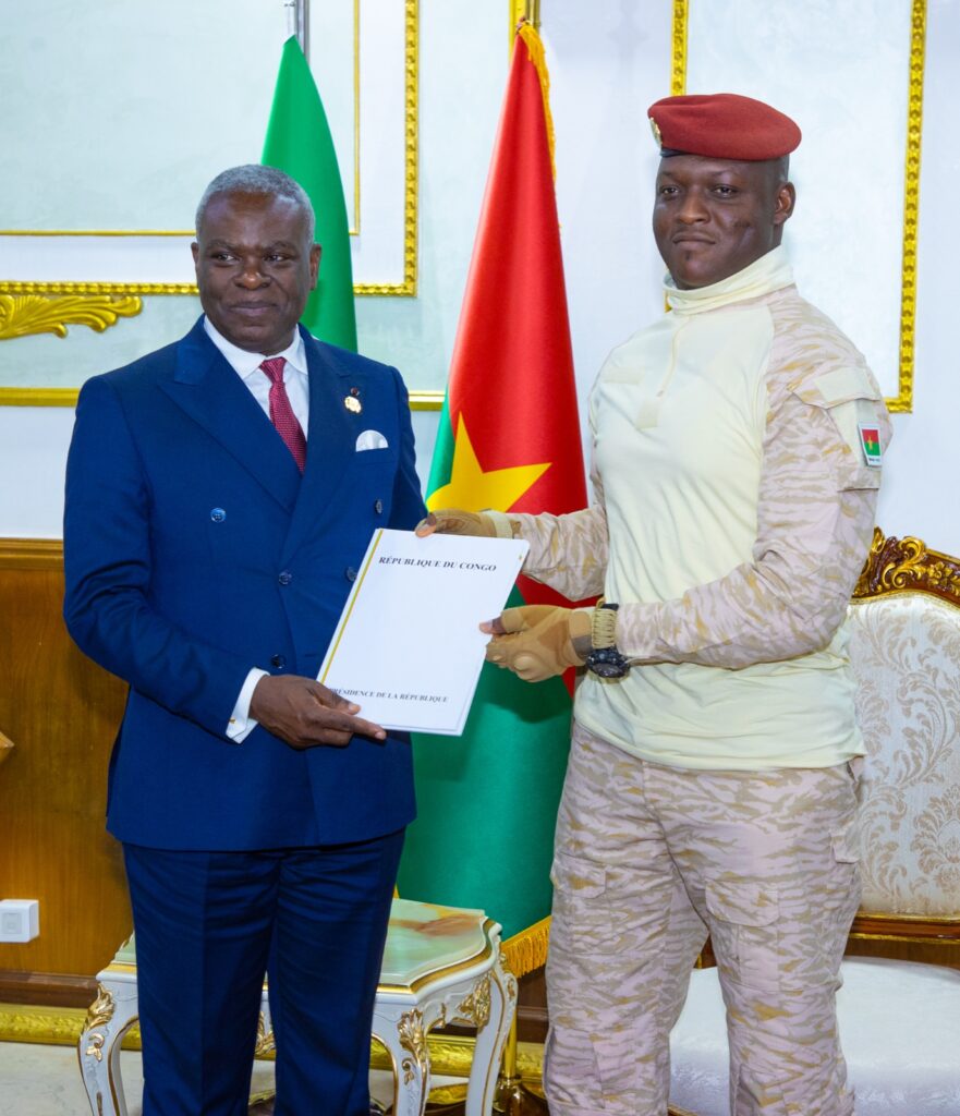 Accueilli à son arrivée par son homologue burkinabè, Jean Emmanuel Ouédraogo, le Premier ministre Anatole Collinet Makosso