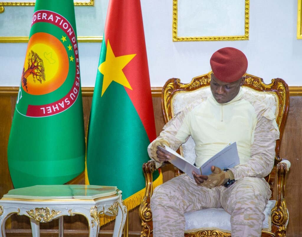 Accueilli à son arrivée par son homologue burkinabè, Jean Emmanuel Ouédraogo, le Premier ministre Anatole Collinet Makosso