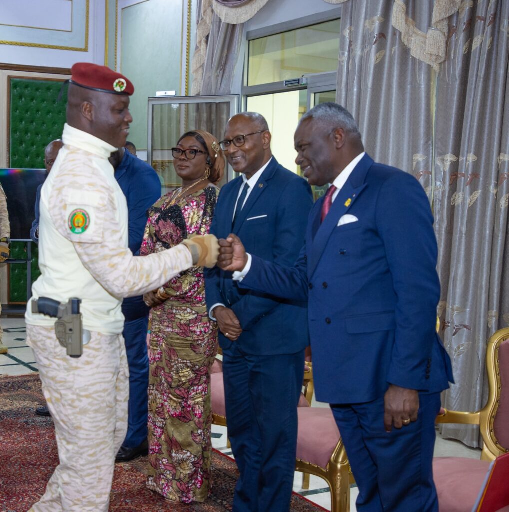 Accueilli à son arrivée par son homologue burkinabè, Jean Emmanuel Ouédraogo, le Premier ministre Anatole Collinet Makosso