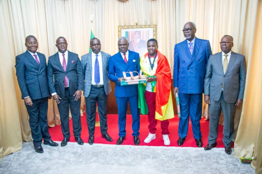 Le Premier Ministre, Chef du Gouvernement Anatole Collinet Makosso a reçu ce samedi Briny Oscar Kouba Matouridi, jeune prodige congolais, champion du monde de Scrabble et bachelier à seulement 17 ans, en Présence des Ministres de la Jeunesse, des Sports  de l’éducation physique et de la formation qualifiante et de l’emploi Hugues Ngouélondélé et du Ministre en charge de la réforme de l’Etat Luc Joseph Okio 

Saluant un “ambassadeur de la jeunesse congolaise”, le chef du gouvernement a souligné l’importance de l’encadrement familial et éducatif dans ce double exploit, tout en rendant hommage aux parents du lauréat.

Le Premier Ministre, Chef du Gouvernement Anatole Collinet Makosso a plaidé pour une valorisation du Scrabble comme outil pédagogique, appelant à son intégration dans les écoles et espaces culturels. Il a réaffirmé l’engagement du gouvernement à accompagner tous les jeunes qui incarnent discipline, mérite et intelligence.

Briny Oscar incarne cette jeunesse brillante que le Premier ministre soutient sans relâche : une génération d’excellence qui fait rayonner le Congo.