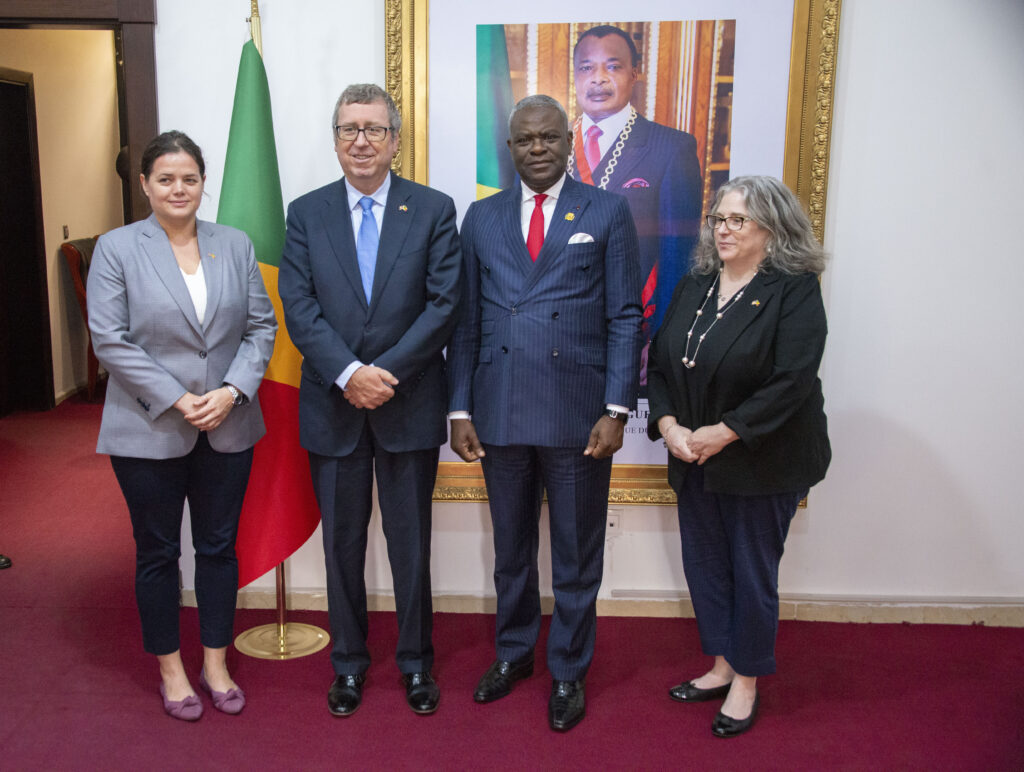 Le Premier Ministre, Chef du Gouvernement, Anatole Collinet MAKOSSO, a accordé une audience à S.E.M Eugène S. Young, Ambassadeur des États-Unis d’Amérique au Congo, venu lui faire ses adieux à l’issue de sa mission diplomatique au Congo.
Lors de cette rencontre, le diplomate américain a exprimé sa gratitude au Premier Ministre pour l’accueil chaleureux dont il a toujours bénéficié, saluant la qualité de la collaboration entretenue avec le Gouvernement congolais tout au long de son mandat.
Les échanges ont permis de revisiter les priorités communes et d’explorer de nouvelles perspectives, notamment dans le domaine du commerce. Les deux parties ont réaffirmé leur souhait de renforcer les relations économiques bilatérales, en insistant sur l’importance d’un climat des affaires propice aux investissements.