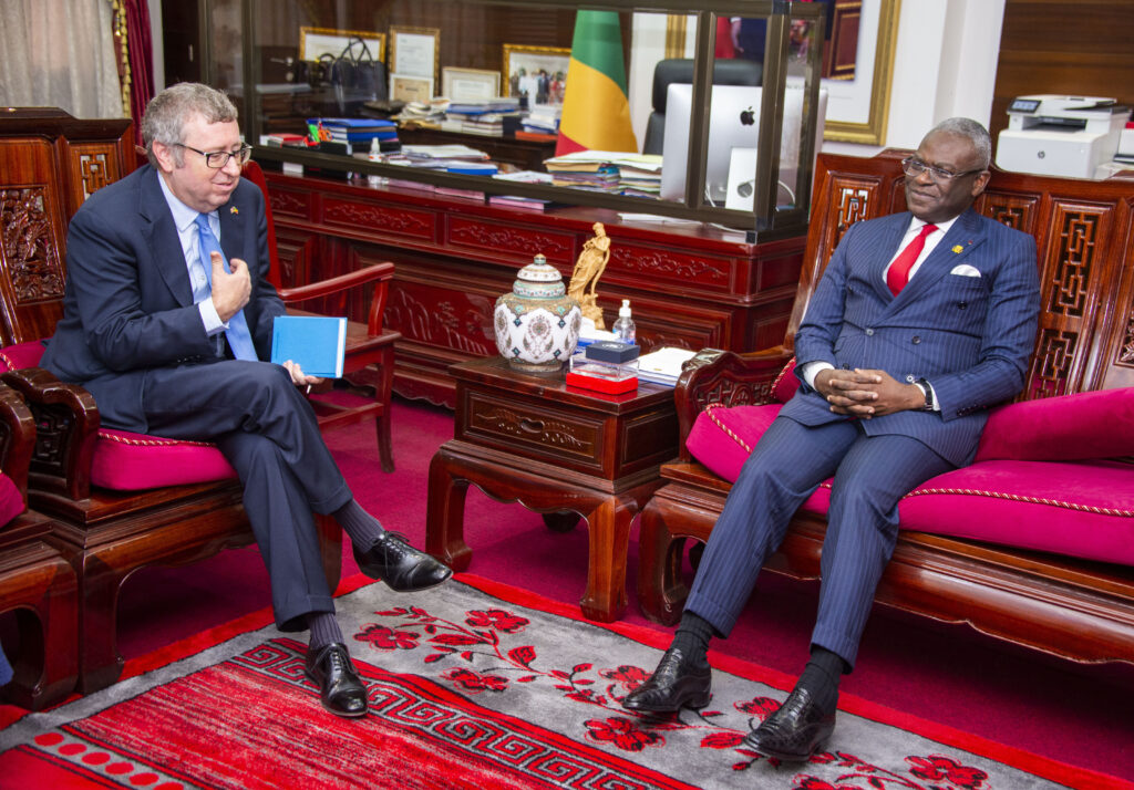 Le Premier Ministre, Chef du Gouvernement, Anatole Collinet MAKOSSO, a accordé une audience à S.E.M Eugène S. Young, Ambassadeur des États-Unis d’Amérique au Congo, venu lui faire ses adieux à l’issue de sa mission diplomatique au Congo.
Lors de cette rencontre, le diplomate américain a exprimé sa gratitude au Premier Ministre pour l’accueil chaleureux dont il a toujours bénéficié, saluant la qualité de la collaboration entretenue avec le Gouvernement congolais tout au long de son mandat.
Les échanges ont permis de revisiter les priorités communes et d’explorer de nouvelles perspectives, notamment dans le domaine du commerce. Les deux parties ont réaffirmé leur souhait de renforcer les relations économiques bilatérales, en insistant sur l’importance d’un climat des affaires propice aux investissements.