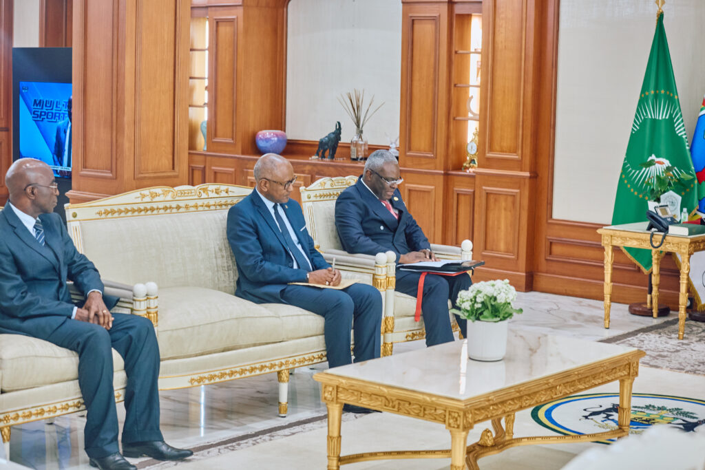 Le Premier Ministre, Chef du Gouvernement reçu au palais RÉNOVATION de Libreville au Gabon.