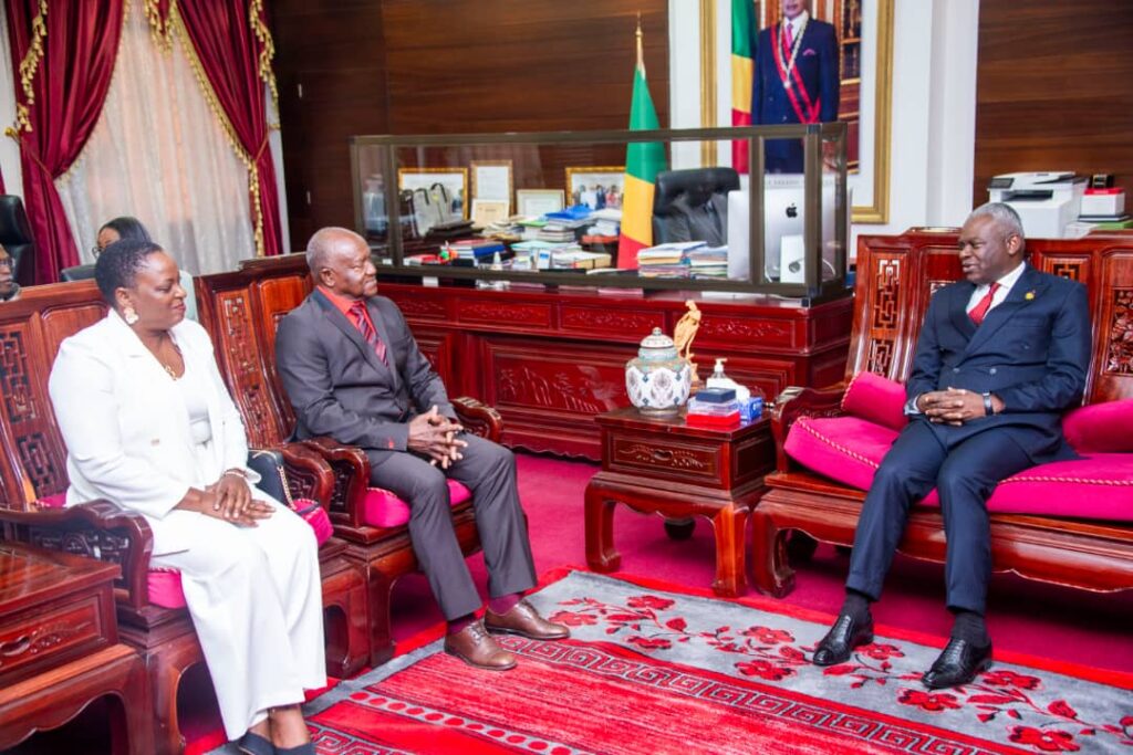 Le Premier Ministre,Chef du Gouvernement Anatole Collinet MAKOSSO a reçu en audience une délégation d’élus locaux de la Guadeloupe, conduite par M. Camille Élisabeth, maire de Pointe-Noire (Guadeloupe), en présence de madame le maire de Pointe-Noire ( Congo) Madame Évelyne Tchitchelle.

Au centre des échanges, le renforcement de la coopération entre les deux villes Homophones, dans les domaines culturel, artisanal, éducatif et économique.

M. Élisabeth a souligné que ce n’était pas un simple déplacement protocolaire, mais un retour sur la terre des ancêtres et le début d’un partenariat durable au service du développement local partagé.