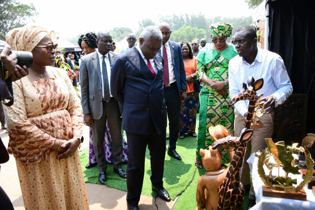 Le Premier Ministre, Chef du Gouvernement Anatole Collinet Makosso a visité ce lundi 18 aout 2025 le Salon des Métiers du Bois