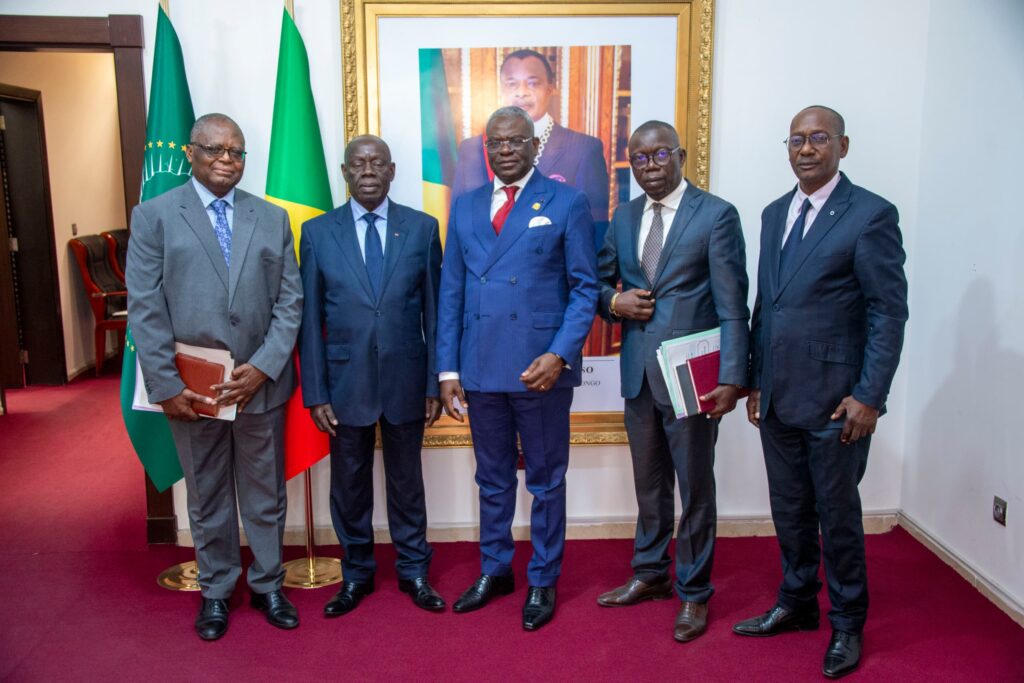 Le Premier Ministre, Chef du Gouvernement Anatole Collinet Makosso a reçu en audience le président de la Haute Autorité de Lutte contre la Corruption (HALC)
