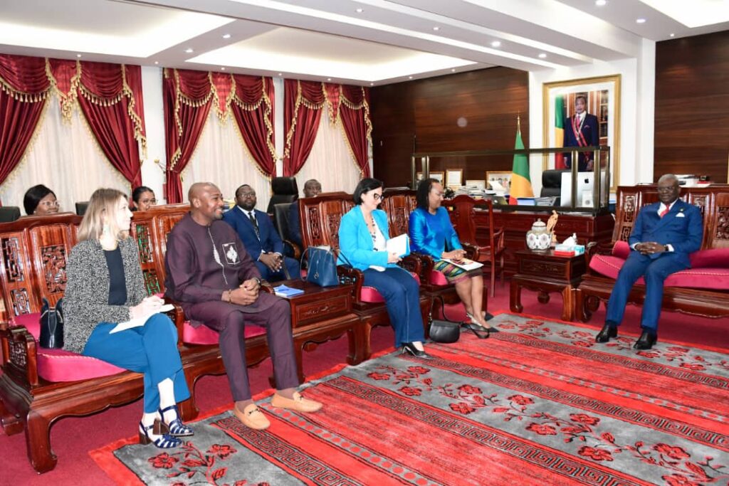 Le-Premier-Ministre-Chef-du-Gouvernement-Anatole-Collinet-MAKOSSO-a-accorde-une-audience-a-Madame-Jennifer-Ofman-responsable-pays-du-suivi-du-Partenariat-mondial-pour-leducation-GPE