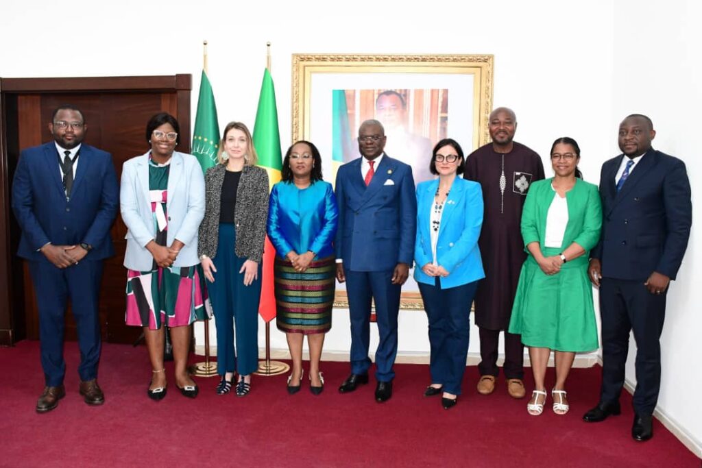 Le-Premier-Ministre-Chef-du-Gouvernement-Anatole-Collinet-MAKOSSO-a-accorde-une-audience-a-Madame-Jennifer-Ofman-responsable-pays-du-suivi-du-Partenariat-mondial-pour-leducation-GPE