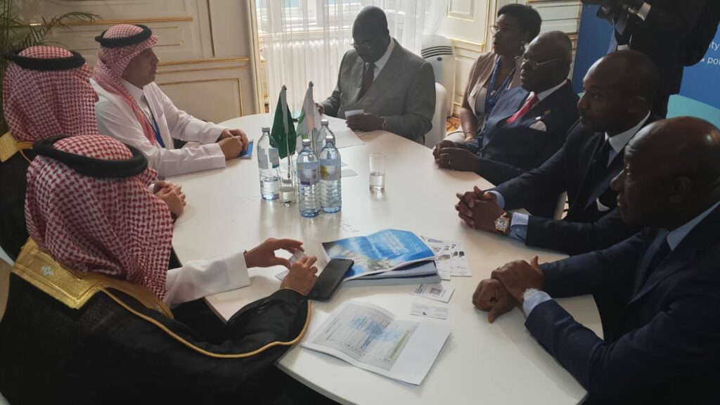 En marge du Forum du Fonds de l'OPEP pour le développement international, qui se tient à Vienne (Autriche), le Premier ministre, Chef du Gouvernement, Anatole Collinet MAKOSSO s'est entretenu successivement avec Walid Shamlan Al-Baha