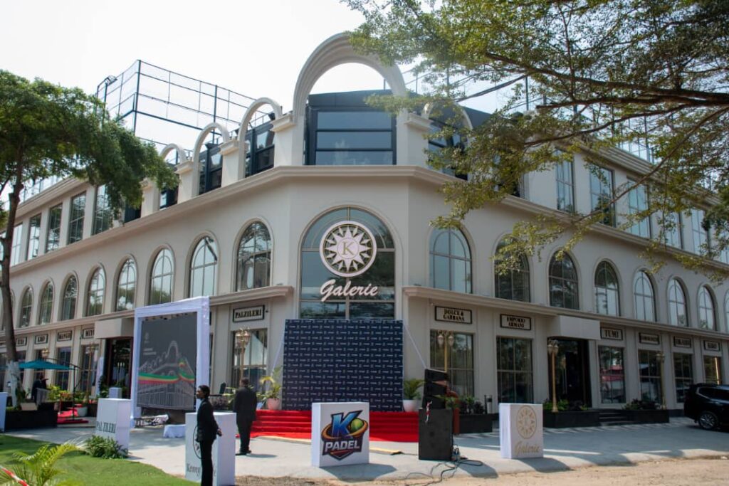 Le Premier ministre, Chef du Gouvernement, Anatole Collinet Makosso, a inauguré ce mardi à Pointe-Noire K Galerie, un centre commercial moderne construit par le groupe Kennys.