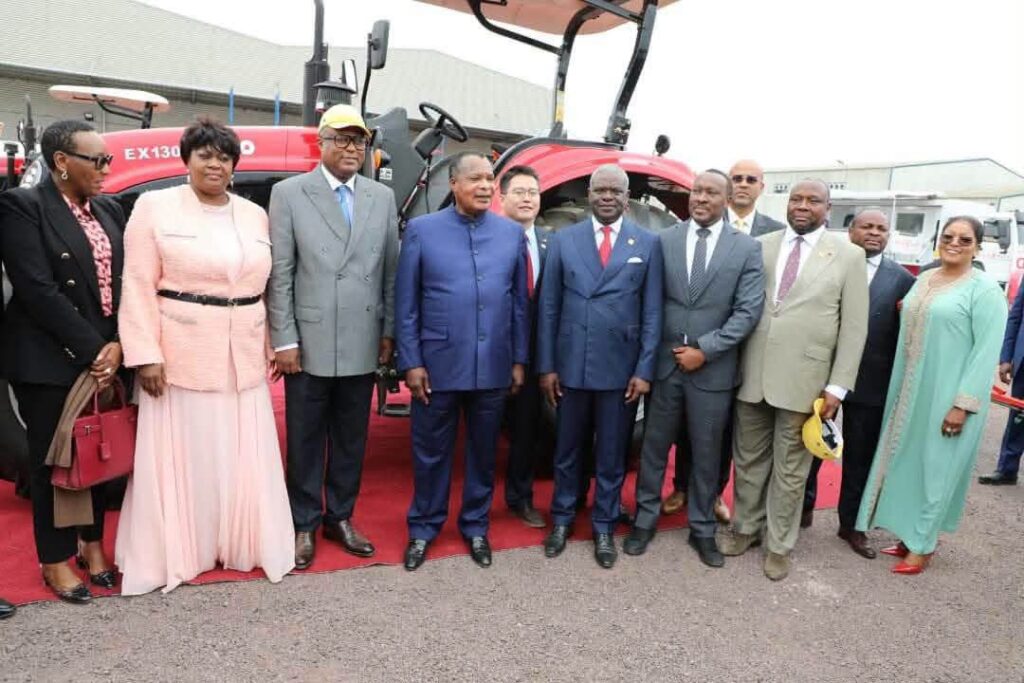 Le Premier Ministre, Chef du Gouvernement, Anatole Collinet MAKOSSO, a pris part, aux côtés de S.E.M. le Président de la République Denis SASSOU-N’GUESSO, à la visite de l’usine Eco Camaco, spécialisée dans le montage de tracteurs, au sein de la zone économique de Maloukou