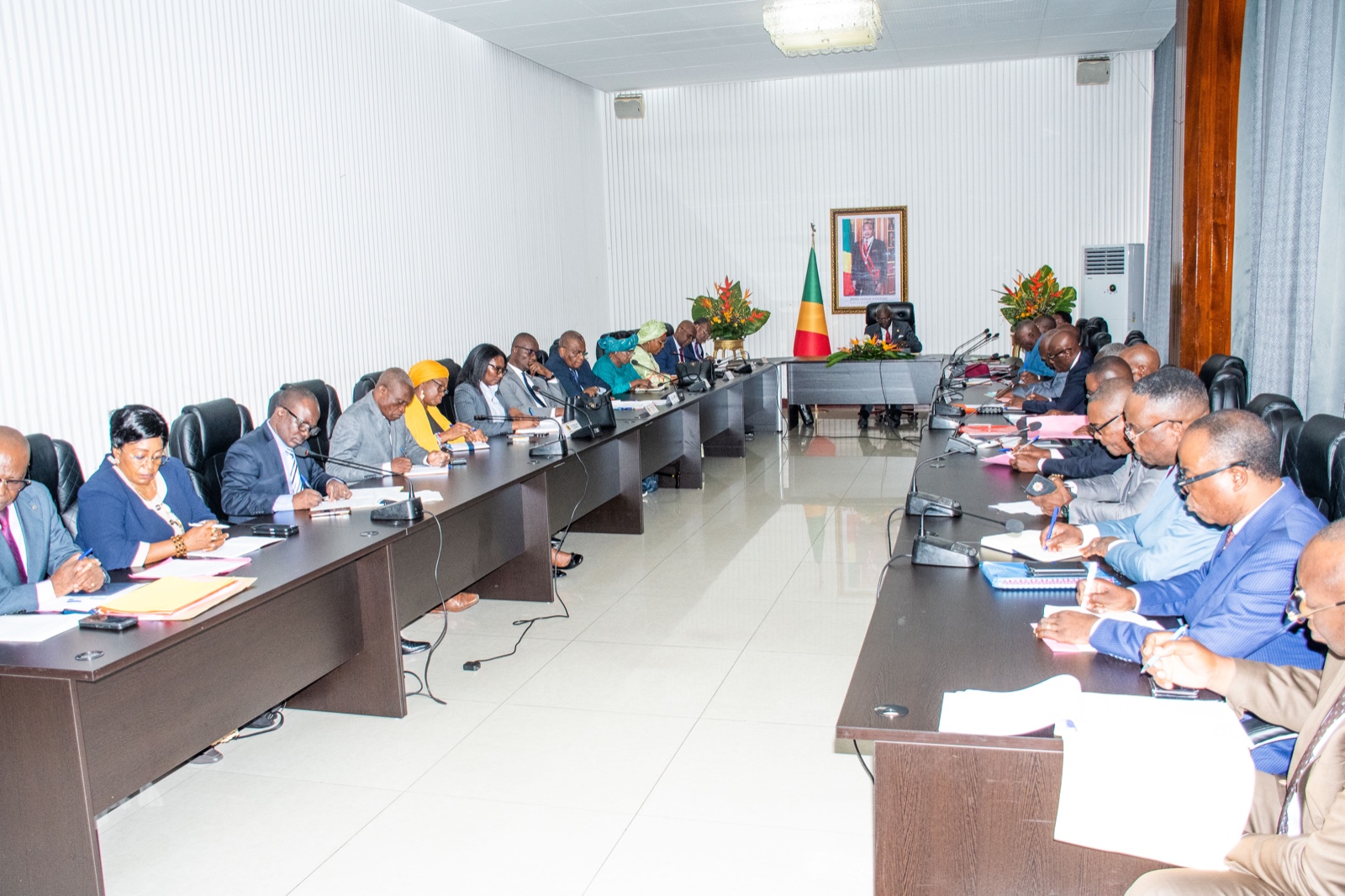 Le Premier Ministre, Chef du Gouvernement, Anatole Collinet Makosso a présidé une réunion interministérielle avec les associations de retraités afin d’échanger sur leurs préoccupations, notamment les arriérés de pensions, l’harmonisation du point d’indice et le paiement concomitant des pensions et des salaires. À l’issue des échanges, le Gouvernement a annoncé la mise en place d’un comité technique mixte chargé d’actualiser et d’harmoniser les données sur les arriérés, en collaboration avec les services concernés, y compris le paiement d’un mois d’arriérés dans quelques jours. Cette démarche vise à renforcer le dialogue social et à privilégier des réponses structurelles et durables, au-delà des mesures ponctuelles, pour améliorer progressivement la situation des retraités.